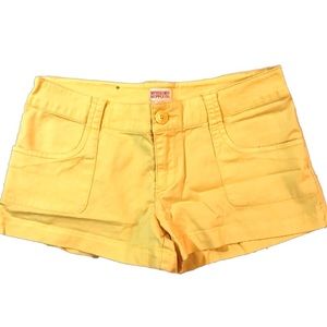 NWOT Mossimo Low-Rise Yellow Chino Shorts Size 7/6